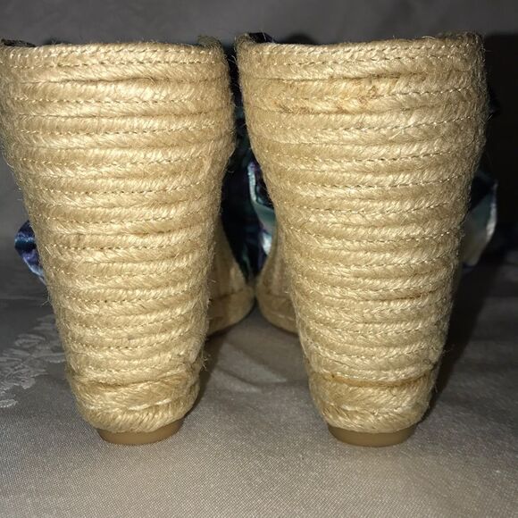 BCBG Generation wedge wrap satin shoe ballet Sz 8B FIRM on PRICE - Picture 2 of 7